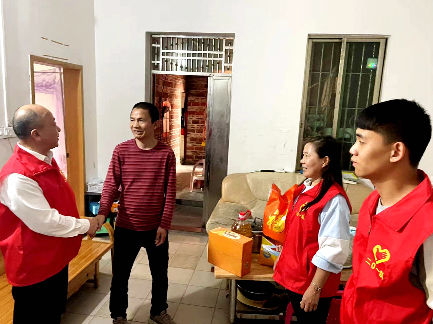 二0一隊志愿服務有方向，精準發力效果強慰問低保戶1.jpg