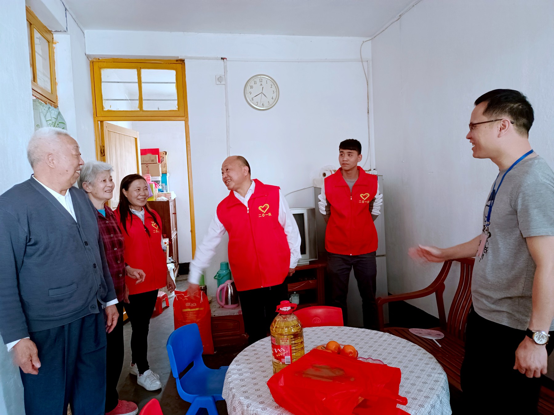 二0一隊志愿服務有方向，精準發力效果強慰問低保戶.jpg