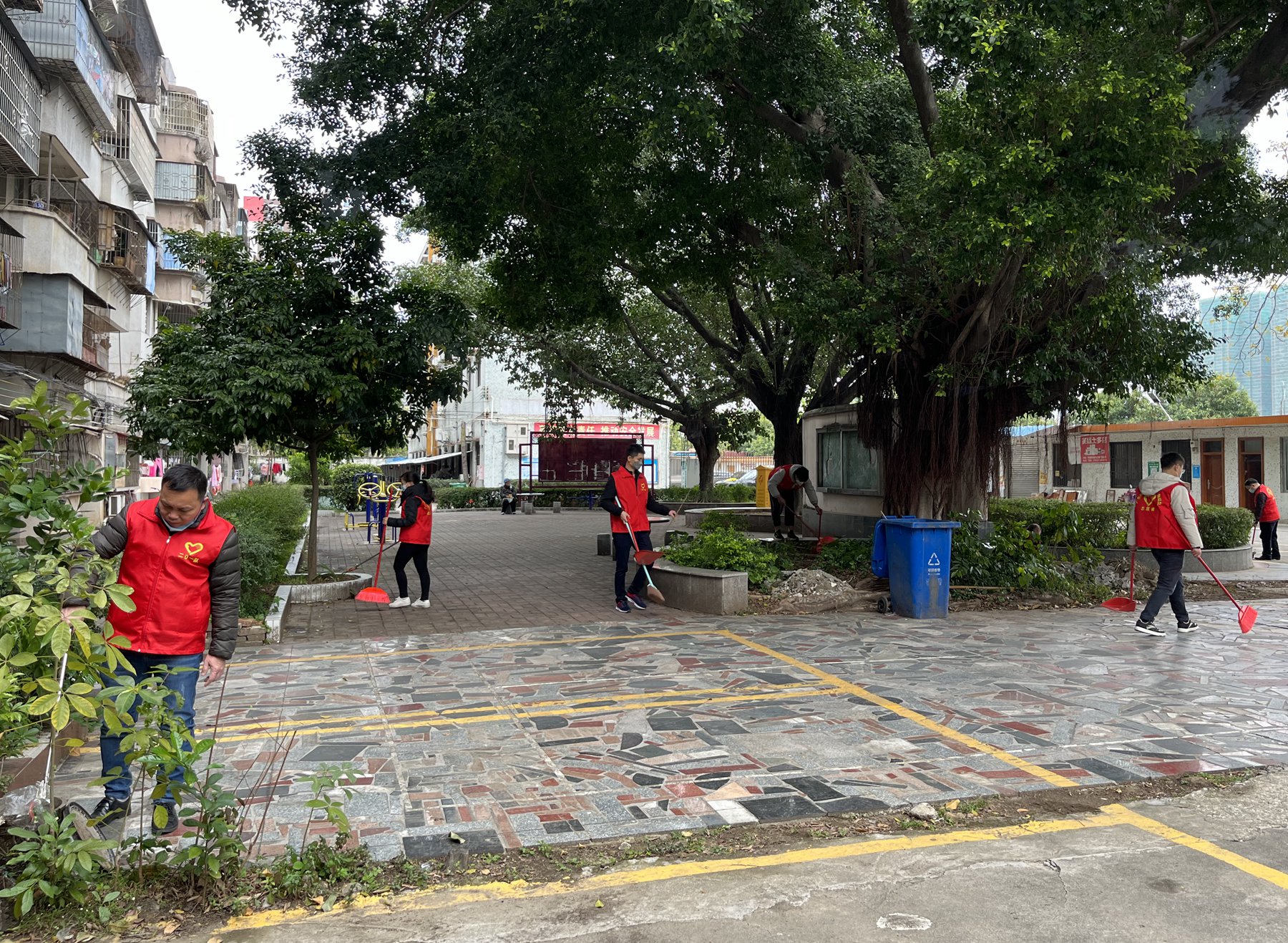 二0一隊志愿服務有方向，精準發力效果強隊部小區清潔家園.jpg