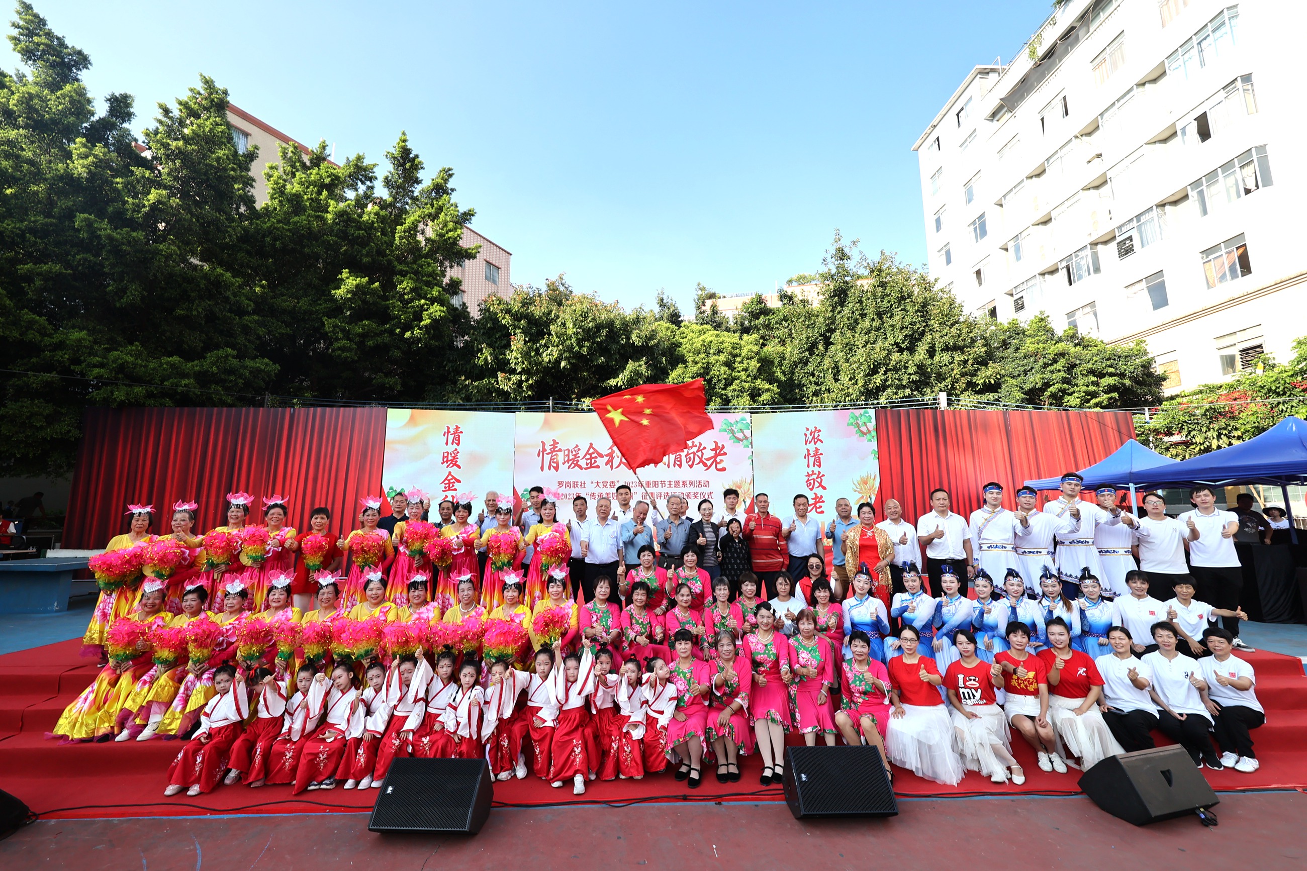 中煤江南市政公司文藝志愿者應邀參加駐地社區“重陽節”文藝演出活動2.JPG