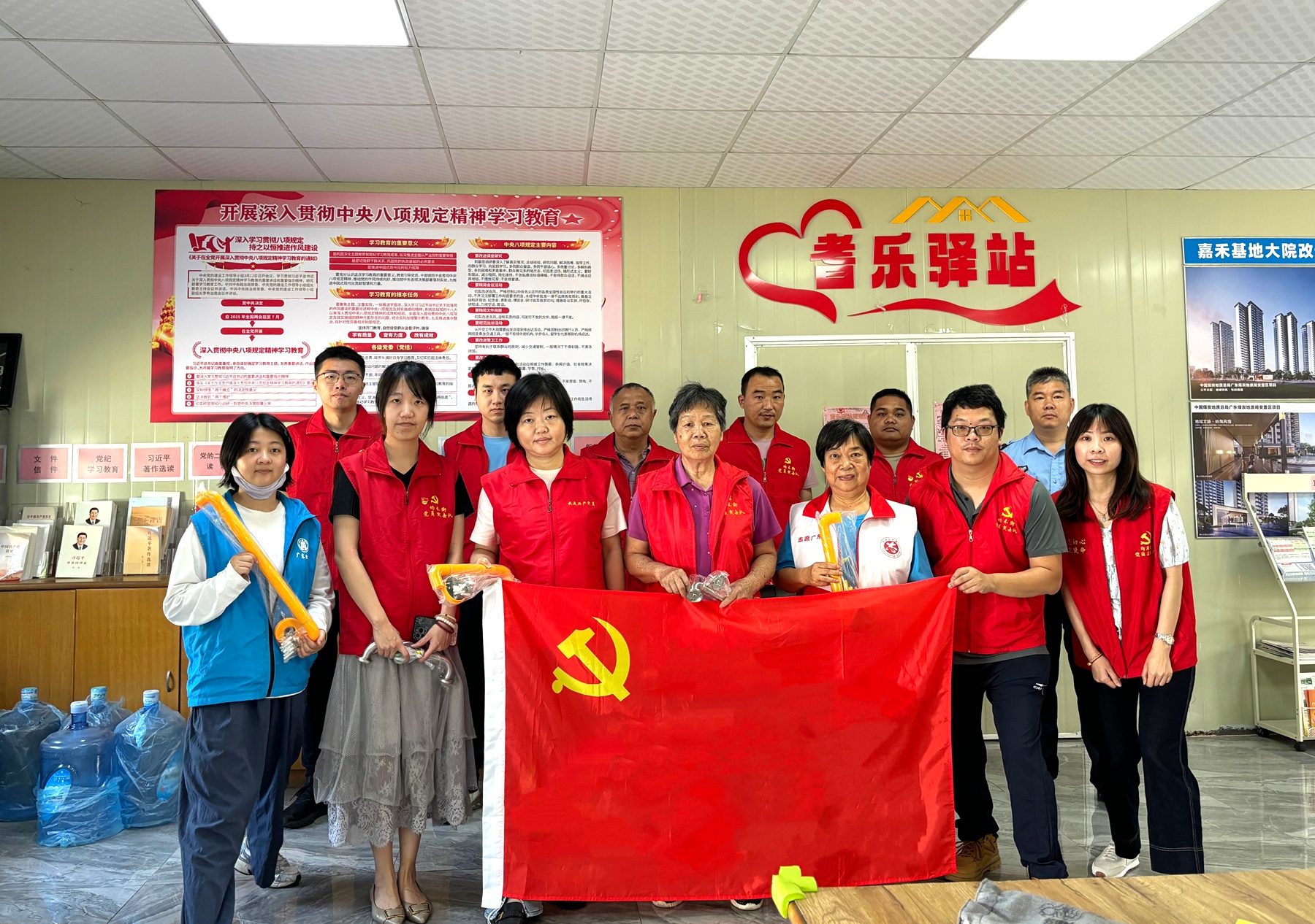 中煤江南志愿服務(wù)隊(duì)開展“_志愿暖夕陽 扶手護(hù)安康”志愿服務(wù)活動(dòng)1.jpg